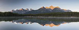 Deserted Mountain Lake Scene Drucke: Herbert Lake at sunrise, reflection of the Bow Range