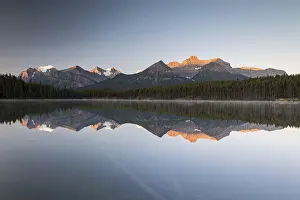 Alberta Canada Landscape Drucke: Herbert Lake at sunrise, reflection of the Bow Range