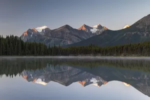 Canadian Rocky Mountains Drucke: Herbert Lake at sunrise, reflection of the Bow Range