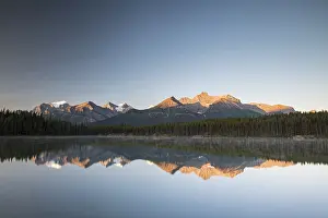 Canadian Rocky Mountains Drucke: Herbert Lake at sunrise, reflection of the Bow Range