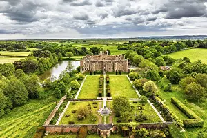 Luftfahrt Drucke: Herstmonceux Schlossgut und Gärten aus der Sicht eines Drohnen.