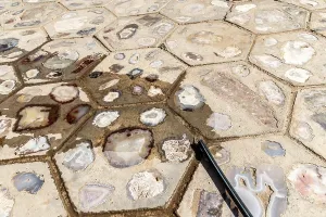 Bilder Datiert 15. August 2024: Hexagonal stone tile print embedded agate