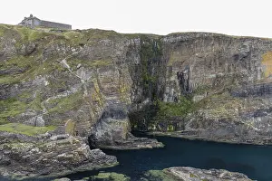 Hidden Waterfall Scotland Drucke: Hidden waterfall, Elephant Cliffs