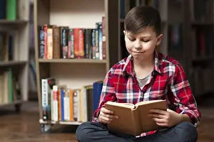 Schoolchild Learning Drucke: High angle little boy reading