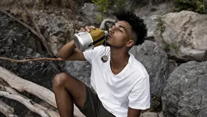 High Angle Studio Shot Drucke: High angle man drinking water