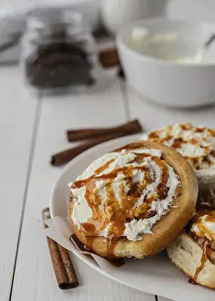 Cinnamon Roll Photography Drucke: High angle plate with cinnamon rolls