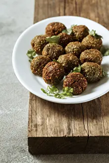 Healthy Meal Ideas Drucke: High angle plate with falafel