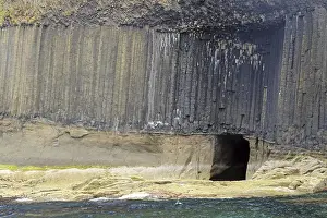 Northern Europe Rocky Shore Drucke: High basalt cliffs with a small cave on the coast