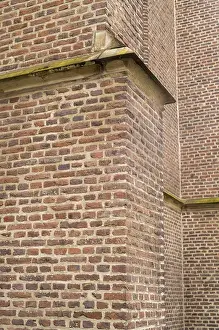 Bilder Datiert 17. August 2024: High brick wall print projections corners