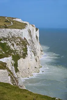 Drucke von Hohe Klippen fallen dramatisch in den Ozean unter einem klaren Himmel, Sommer, Kalkklippen, Ärmelkanal, Dover, Kent, England, Großbritannien Dover Drucke: Hohe Klippen fallen dramatisch in das Meer unter einem klaren Himmel.