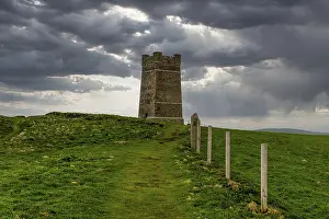 Steep Cliff Coastline UK Drucke: High above the cliffs, the Kitchener Memorial