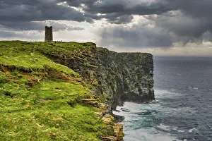 Rocky Coastline United Kingdom Drucke: High above the cliffs, the Kitchener Memorial