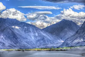 Himalayan Valley Landscape Drucke: High dynamic range image valley in Himalayas