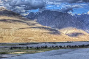 Mountain Peak Landscape Drucke: High dynamic range image valley in Himalayas