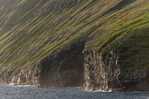 Faroe Islands Landscape Drucke: High green cliffs, surf and spray