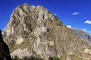 Peruvian Archeology Drucke: High mountain with old structures on the steep rock face