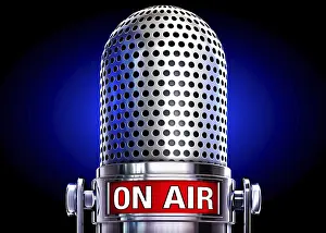 Dark Studio Shot Drucke: high resolution 3D rendering of a microphone with a on air icon