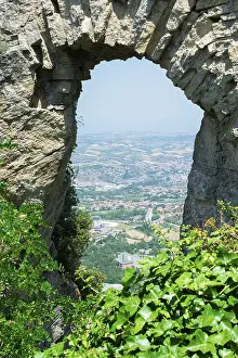 San Marino Drucke: Hoher Blick von San Marino. Sommertag.