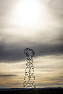 Energy Supply Line Drucke: High voltage post in a countryside