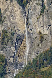 Steep Cliff Landscapes Drucke: High waterfall flows over rocky cliffs
