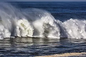 No People On The Beach Drucke: High wave in the Atlantic, spray splashes