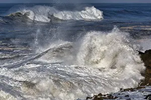 Moroccan Travel Photography Drucke: High waves in the Atlantic, spray