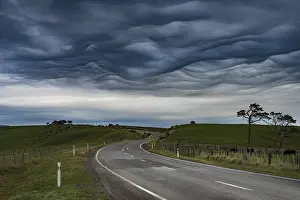 Cumulus Humilis Clouds Drucke: Highway, dramatic Mammatus Clouds