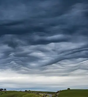 Cumulus Humilis Clouds Drucke: Highway, dramatic Mammatus Clouds