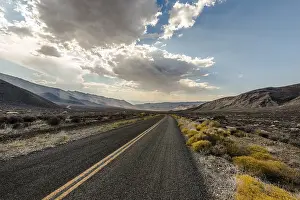 Death Valley Highway Drucke: Highway, street with dramatic clouds above