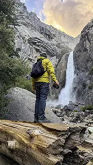 Yosemite National Park Landscape Drucke: Hiker with backpack and camera standing on a fallen log