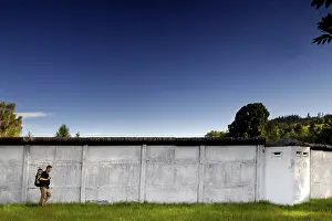 Inner German Border Drucke: Hiker in front of border wall, man with backpack