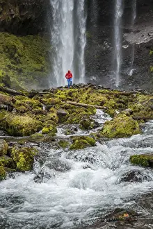 Female Hiker Waterfall Drucke: Hiker in front of a high waterfall