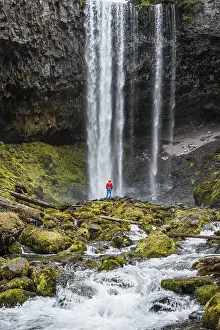 Female Hiker Waterfall Drucke: Hiker in front of a high waterfall