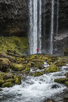 Rocky Outcrop Landscape Drucke: Hiker in front of a high waterfall