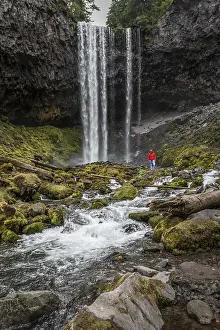 Female Hiker Oregon USA Drucke: Hiker in front of a high waterfall