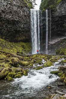 Oregon Waterfall Drucke: Hiker in front of a high waterfall