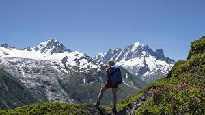 European Mountain Range Photography Drucke: Hiker looking into the distance