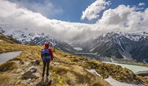 Female Hiker In Mountains Drucke: Hiker looking into Hooker Valley