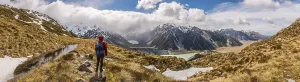 South Island Mountain Range Drucke: Hiker looking into Hooker Valley