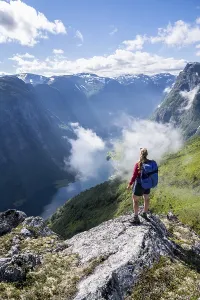 Hiking In Norway Drucke: Hiker looking down into the valley