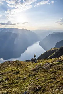Female Hiker In Norway Drucke: Hiker at the top of Mount Prest