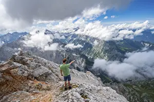 Hiking In Germany Drucke: Hiker points into the distance