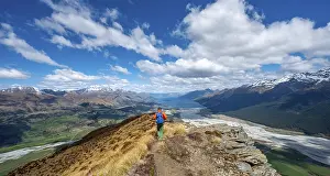 Southern Alps Landscape Photography Drucke: Hiker on the summit of Mount Alfred