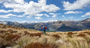 Mountain Peak Photography Drucke: Hiker on the summit of Mount Alfred
