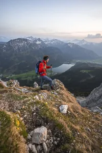 Evening Sun In Bavaria Drucke: Hiker at the summit of Schartschrofen at sunset