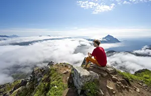 Young Adult Hiker Drucke: Hiker taking a break at the summit