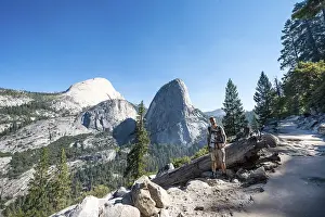 Yosemite Valley Landscape Drucke: Hiker on trail to Glacier Point