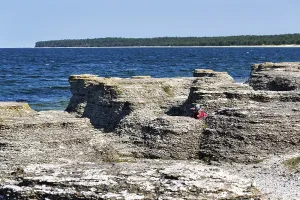 Scandinavian Coastal Scene Drucke: Hikers between limestone pillars