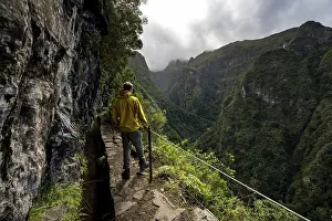 Portugal Hiking Trails Drucke: Hikers on a narrow path along a levada