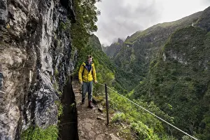 Portugal Hiking Trails Drucke: Hikers on a narrow path along a levada
